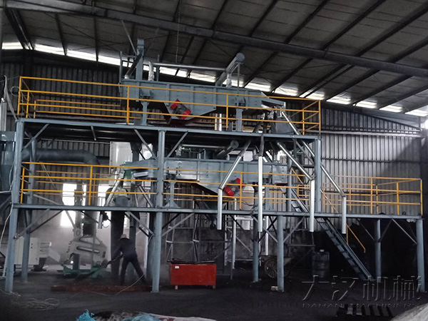 大型直線振動篩礦用篩分現場展示。